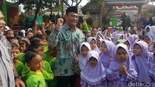 Nyanyikan Lagu Indonesia Raya 3 Stanza, Murid SDN Cisaat Contek Catatan