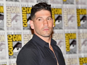 Jon Bernthal Bergabung dengan Ryan Gosling di Film Biopik Neil Armstrong