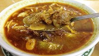 Di seberang danau Cinere ada Warung Sate Solo Pak Agus yang sediakan tongseng kambing sedap. Kuahnya medhok karena pakai banyak rempah dan dagingnya sangat empuk. Soal kepedasan bisa memilih tingkat yang diinginkan. Foto: dok. detikFood/Istimewa