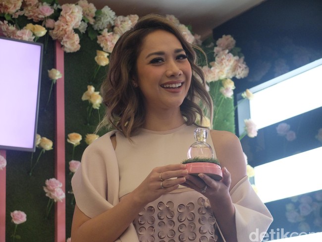 Penampilan busananya yang ultrafeminine dan stylish juga didukung dengan makeup yang maksimal. Dalam acara itu, Bunga tampak memakai lipstik dan blush on bernuanda pink. Penampilannya semakin cantik dengan bulu mata palsu dan alis yang dibingkai sempurna. Foto: Rahmi Anjani/Wolipop
