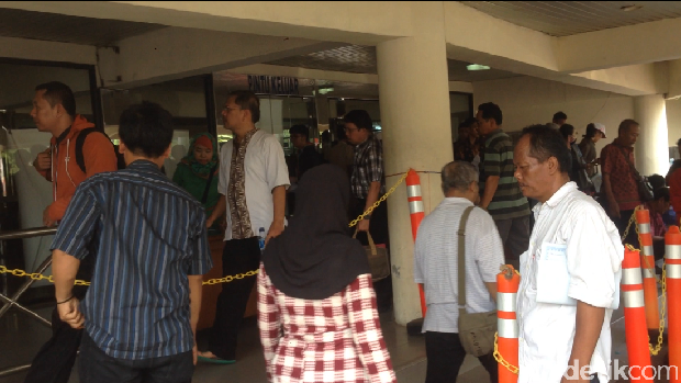 Diserbu Warga, Samsat Jaktim Buka Pelayanan Sampai Malam