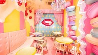 Kawaii Monster Cafe memiliki interior warna terang dan mencolok seperti dunia unicorn. Dekorasi dan hidangannya yang berwarna cerah seakan memberi energi positif pada pengunjungnya.