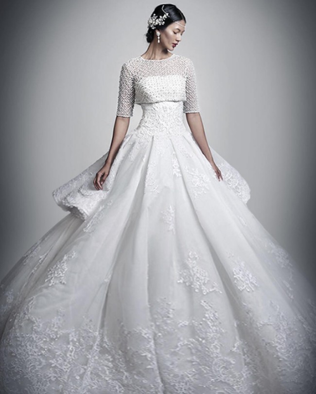 Berkali-kali Raisa menjatuhkan pilihannya pada gaun rancangan Sebastian Gunawan untuk menunjang penampilan panggungnya. Tak menutup kemungkinan Raisa akan kembali memilih Seba untuk menciptakan gaun bersiluet feminin nan classy untuk membuat Raisa tampil bak putri di hari besarnya.