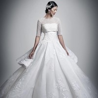 Berkali-kali Raisa menjatuhkan pilihannya pada gaun rancangan Sebastian Gunawan untuk menunjang penampilan panggungnya. Tak menutup kemungkinan Raisa akan kembali memilih Seba untuk menciptakan gaun bersiluet feminin nan classy untuk membuat Raisa tampil bak putri di hari besarnya.