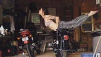 Dalam akun instagram birdcoals, wanita ini melakukan pose yoga di atas motor BMW R90S. Istimewa.