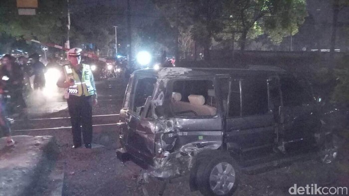 Mobil dan Motor Tertabrak Kereta di Cakung, 1 Orang Tewas