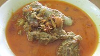 Nah, kalau ini tampilan gulai kambing Ibu Yanti. Kuahnya berwarna lebih jingga dibanding tongseng dan berminyak karena tak memakai kecap. Oia, kuah gulai ini juga dipakai untuk tongseng. Rasa rempah terjejak lebih kuat pada gulai dengan paduan urat dan tulang kambing. Foto: dok. detikFood/Istimewa
