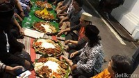 Nah, reaksi warga atas penangkapan ini sangat mengejutkan. Para PNS melakukan sujud syukur, menggeruduk rumah dinas dan melakukan nazar potong rambut sampai syukuran makan bersama. Rupanya banyak yang merasa dizalimi (Imam Suripto/detikcom)