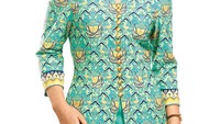 Seragam pramugari Garuda Indonesia di tahun 1999 ini menggunakan batif motik Argopuro dengan pilihan warna, hijau toska dan biru tua. Motif batik itu merupakan karya desainer Irwan Tirta (dok Garuda Indonesia)