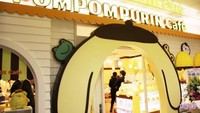 PomPomPurin Cafe memiliki interior yang dibuat mirip Pompompurin, lengkap dengan sofa dan bantal yang nyaman. Untuk menu makanannya, bentuknya pun dibuat sama dengan tokoh Sanrio.