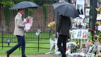 Pangeran William dan Pangeran Harry membawakan bunga dari warga dan meletakkannya di pagar Kensington Palace (Foto: REUTERS/Hannah McKay)