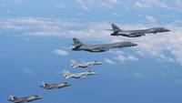 Korea Utara telah mengecam keras latihan tersebut. Korut menyebut latihan militer AS-Korsel itu sebagai persiapan untuk invasi. Korut pun telah merespons latihan gabungan tersebut dengan meluncurkan rudal-rudal dalam beberapa pekan terakhir.  Air Staff Office of the Defense Ministry of Japan/HANDOUT via REUTERS.