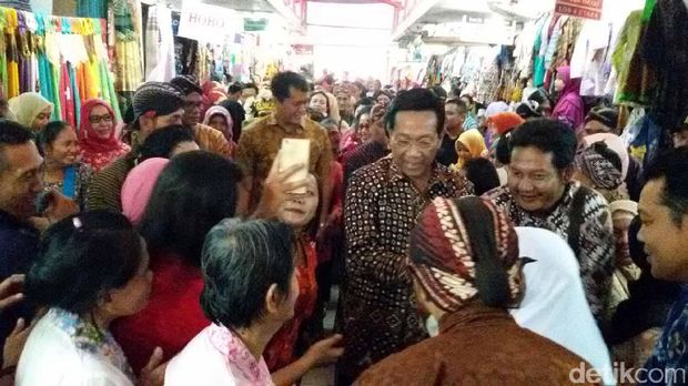 Sultan HB X di Pasar Beringharjo