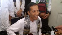 Pada 2013 silam, Jokowi yang saat itu menjabat gubernur DKI, mendapat kado istimewa, sebuah gitar bass dari salah seorang personel grup band rock Metallica, Robert Trujillo. Ada tulisan giving back di gitar tersebut (Foto: Dok. Detikcom)