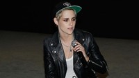 Penampilan Kristen Stewart saat melakoni bincang-bincang di Museum Of Modern Art in New York. Foto: Lars Niki/Getty Images