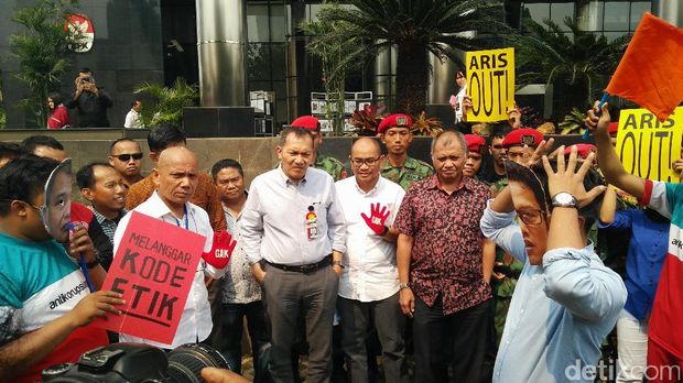 Teatrikal Koalisi LSM beri 'kartu merah' ke Dirdik KPK Brigjen Aris Budiman