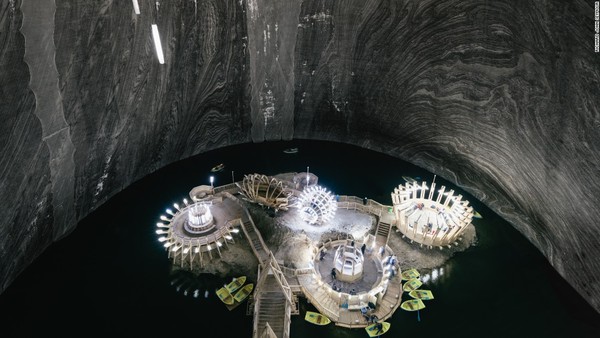 Tempat ini bernama Salina Turda, sebuah taman bermain bekas tambang garam. Taman ini berada di bawah tanah Kota Turda, Rumania (Richard John Seymour/CNN) Tempat ini bernama Salina Turda, sebuah taman bermain bekas tambang garam. Taman ini berada di bawah tanah Kota Turda, Rumania (Richard John Seymour/CNN)