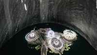 Iklim di Salina Turda dipercaya baik untuk kesehatan. Beberapa orang mengatakan, berada di dalam Salina Turda dapat mengatasi beberapa penyakit pernapasan. (CNN)