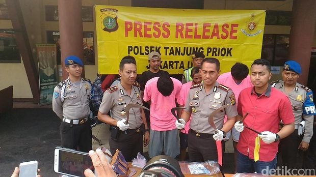 Kapolres Jakarta Utara Kombes Dwiyono menunjukkan barang bukti
