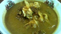 Warung Pak Budi di Pondok Bambu jadi langganan Presiden Soeharto dan Soesilo Bambang Yudhoyono. Tongseng kambing khas Solo jadi menu andalannya. Kuahnya terasa gurih manis dengan potongan daging kambing tanpa lemak yang empuk. Pelengkapnya potongan kol, tomat merah dan hijau. Foto: dok. detikFood/Istimewa