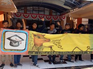 Sesalkan Sanksi Berupa Denda, Mahasiswa Unair Gelar Aksi Simbolik