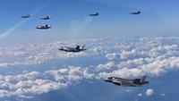 Latihan tersebut melibatkan dua pesawat supersonik milik Amerika, B-1B Lancer yang berkemampuan nuklir, empat pesawat siluman AS, F-35B serta jet-jet tempur Korsel. Republic of Korea Air Force/Yonhap/via REUTERS.