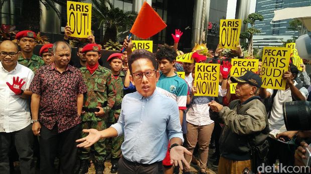 Teatrikal Koalisi LSM beri 'kartu merah' ke Dirdik KPK Brigjen Aris Budiman