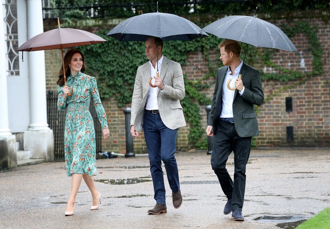 Gaun midi dengan gaya klasik ini membuat Duchess of Cambridge tampil mencuri perhatian dengan nuansa warna hijau dan semburat merah dari bunga poppy sebagai motifnya.