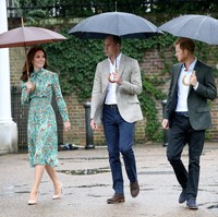 Gaun midi dengan gaya klasik ini membuat Duchess of Cambridge tampil mencuri perhatian dengan nuansa warna hijau dan semburat merah dari bunga poppy sebagai motifnya.