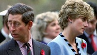 Pangeran Charles dan Putri Diana melihat ke arah berlawanan di acara tahun 1992. Pada 1995, Diana mulai berbicara soal sulitnya kehidupan pernikahan dengan Charles. Keduanya resmi bercerai pada 1996 (Foto: REUTERS/File Photo)