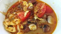 Mau tongseng, gule, sop atau sate kambing? Rumah makan Ibu Yanti di Duren Tiga patut disambangi. Tongsengnya menebar bau gurih santan dan rempah aromatik. Diantara potongan daging kambing yang sudah dibakar, ada irisan kol, tomat, bawang merah, bawang putih cabai rawit dan bawang goreng. Slurpp! Foto: dok. detikFood/Istimewa