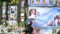 Pangeran Harry berlutut saat meletakkan bunga penghormatan untuk mendiang Putri Diana (Foto: REUTERS/Hannah McKay)