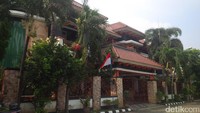 Kemudian, pada Rabu (30/8) polisi menangkap satu orang lagi terkait Saracen di Pekanbaru. Dia adalah MAH yang disebut sebagai pendiri Saracen. Sementara itu, markas Solidaritas Menangkan Prabowo ternyata adalah rumah Eggi Sudjana dan diakui oleh Eggi sendiri (Farhan/detikcom)