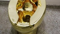 Toilet berlapis emas ini merupakan karya dari seniman asal Italia, Maurizio Cattelan. REUTERS/Brendan McDermid.