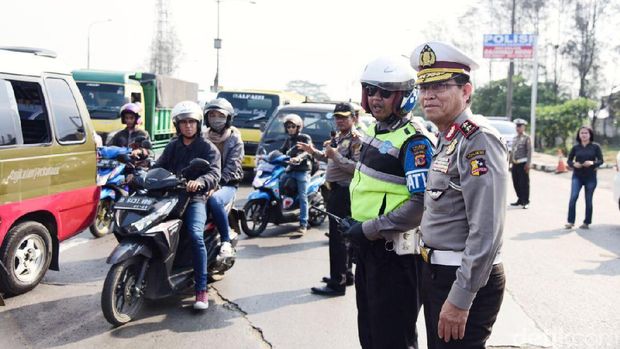  Kakorlantas Polri Irjen Royke Lumowa meninjau titik rawan macet di jalur selatan jelang libur Idul Adha.