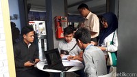 Berdasarkan pantauan detikFinance di lokasi, Stasiun Tanjung Barat, Jakarta, Kamis (31/8/2017), kerumunan orang-orang mulai terjadi sejak jam 16.30 WIB, saat jam pulang kerja dimulai.