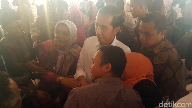 Presiden Jokowi dan warga Sukabumi