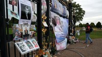 Sederet foto dan ucapan kerinduan warga Inggris untuk mendiang Putri Diana yang dipasang di pagar Kensington Palace (Foto: REUTERS/Hannah McKay)