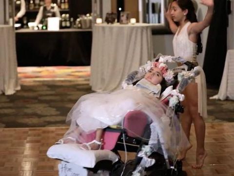 Momen Haru Gadis 12 Tahun dan Adiknya yang Difabel Menari di Pernikahan Ibunya