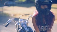 Tak hanya pamer pose yoga wanita dalam akun istagram blowingmotorcyclekisses ini juga terlihat lebih safety lewat helm yang dikenakannya. Istimewa.