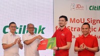 Perusahaan e-dagang yang terafiliasi dengan toko online terbesar di Asia, JD.com, melakukan terobosan bisnis melalui kerjasama strategis bersama maskapai Citilink Indonesia berupa kolaborasi perdagangan online dalam penerbangan nasional serta beragam bentuk program co-marketing yang dapat memberikan berbagai manfaat tambahan untuk pelanggan di kedua belah pihak.  Foto: dok. Citilink