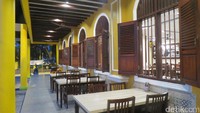 Terasnya tampil dengan cat warna kuning khas Melayu tampil dominan. Ornamen dekorasi kayu juga menampilkan ciri khas Siak. Warna kuning, berpadu dengan kayu yang dicat coklat dan tampil sebagai aksen (Fitraya/detikTravel)