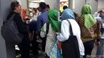 Foto: Ramai-ramai Antre Beli Rusun Tanjung Barat