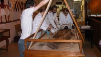 Di bagian mumi, ditampilkan koleksi mumi-mumi Mesir yang berhasil didapat pelajar dari National Society of Medicine Lyon. Bayangkan, ada mumi yang diyakini berusia sekitar 1000 tahun SM dan bentuknya masih lengkap! (Musee Testut Latarjet/ Facebook)