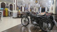 Sultan Resto juga punya gimmick interaktif berupa pajangan motor tua Auto Union DKW dan telepon tua. Traveler bisa berfoto dengan gaya naik motor atau pura-pura menelepon (Fitraya/detikTravel)