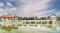 Pulau Bali identik dengan sejumlah pantai cantik. Tapi apabila bosan dan ingin mencari sisi yang lain, traveler bisa mampir ke Taman Soekasada Ujung di Kabupaten Karangasem (Stephan Nugroho/dTraveler)