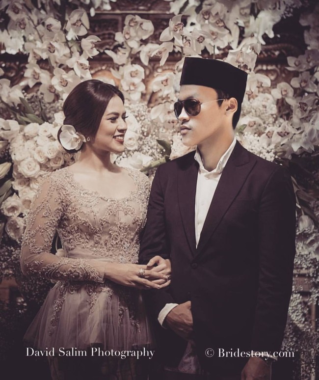 Pada keterangan foto, pria-pria korban #haripatahhatinasional ini juga menuliskan keterangan yang lucu sebagai obat kesedihan. Dari senyumnya terpancar kebahagiaan bahwa dia tahu sebentar lagi akan menjadi pendamping tukang pijit keliling ini,” tulis akun @dickakurniadi. Foto: Dok. Instagram @dickakurniadi