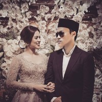 Pada keterangan foto, pria-pria korban #haripatahhatinasional ini juga menuliskan keterangan yang lucu sebagai obat kesedihan. Dari senyumnya terpancar kebahagiaan bahwa dia tahu sebentar lagi akan menjadi pendamping tukang pijit keliling ini,” tulis akun @dickakurniadi. Foto: Dok. Instagram @dickakurniadi