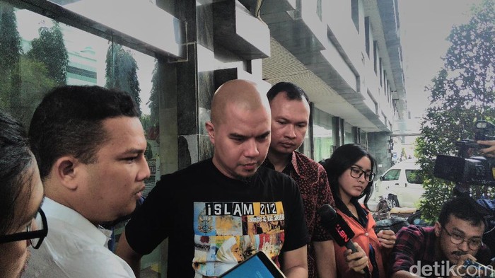 Tulis Wifey Jadi Wifi, Ahmad Dhani Diledek Netizen