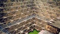 Sumur ini dibuat sekitar abad ke-8 atau ke-9 pada saat Dinasti Nikumbha. Sumur yang dibangun atas perintah King Chanda ini berguna sebagai sumber air masyarakat setempat selama berabad-abad (CNN Travel)